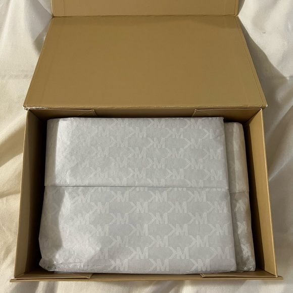 MICHAEL MICHAEL KORS
Adele Logo Smartphone Wallet Wristlet Brown NWT - Picture 7 of 8